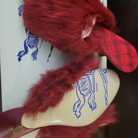 Burberry Jackie Shearling Sandals. - Picture 4 of 5